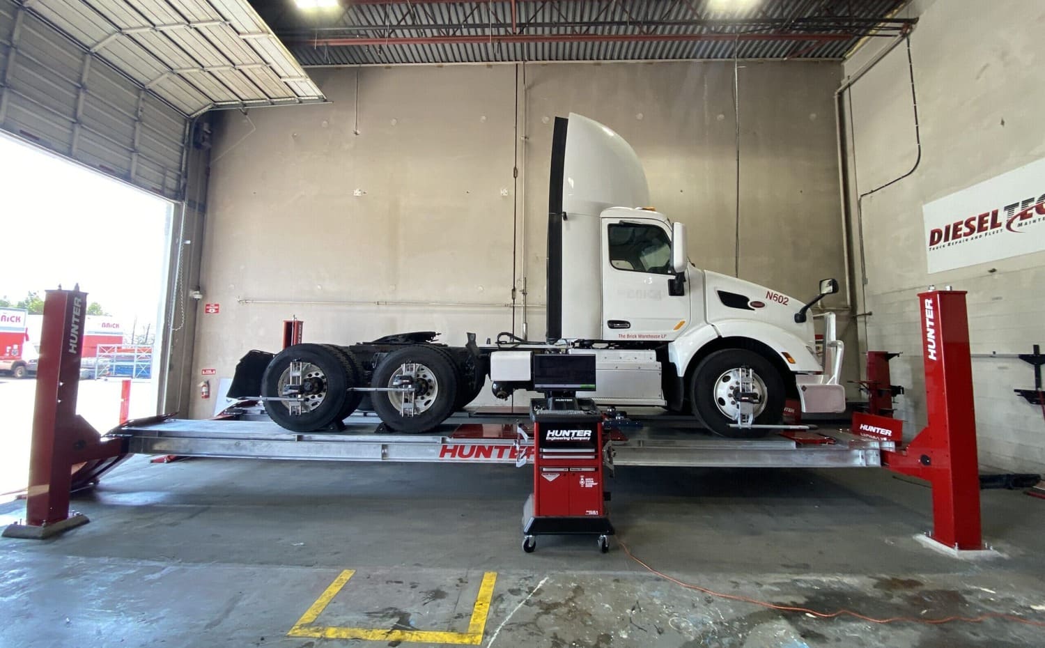 Heavy-duty lift for semi-truck alignment